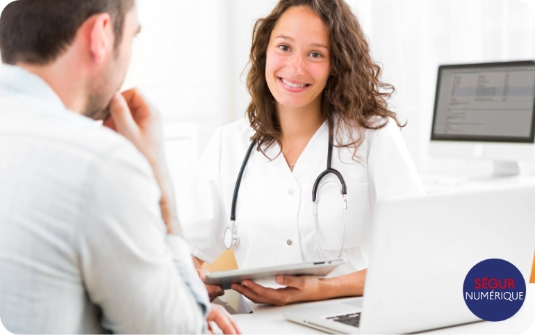 médecin devant un ordinateur