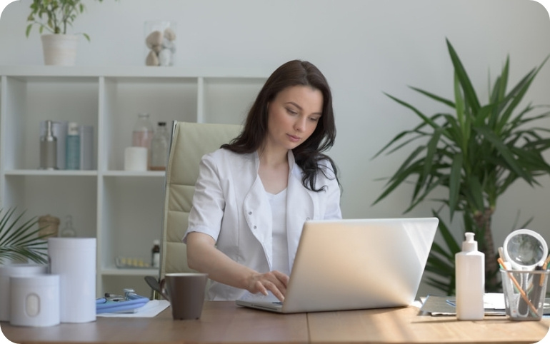 médecin sur ordinateur