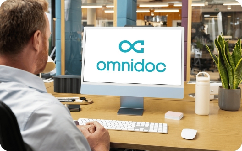 médecin devant un ordinateur